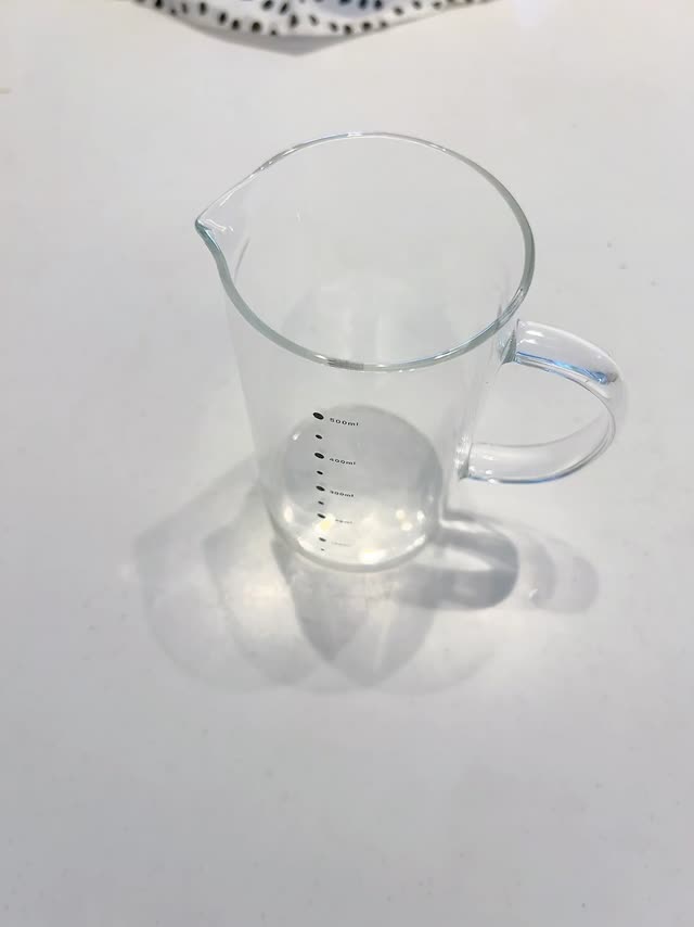 【3COINS】(スリーコインズ)　耐熱ガラス計量カップ：M（500ml）