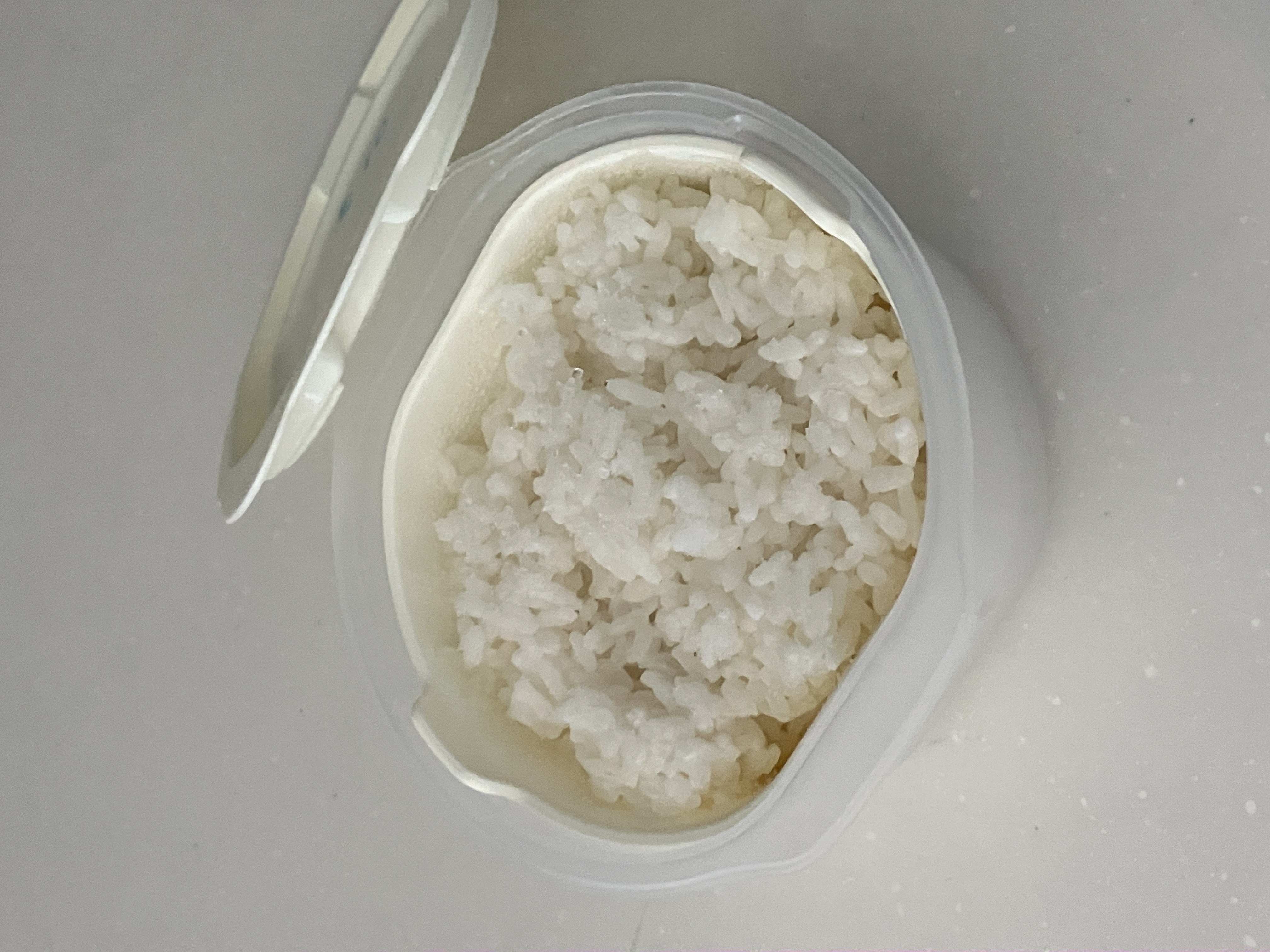 二重構造の容器で、余分な水分が下に落ちるようになっています。 お茶碗約1杯分のご