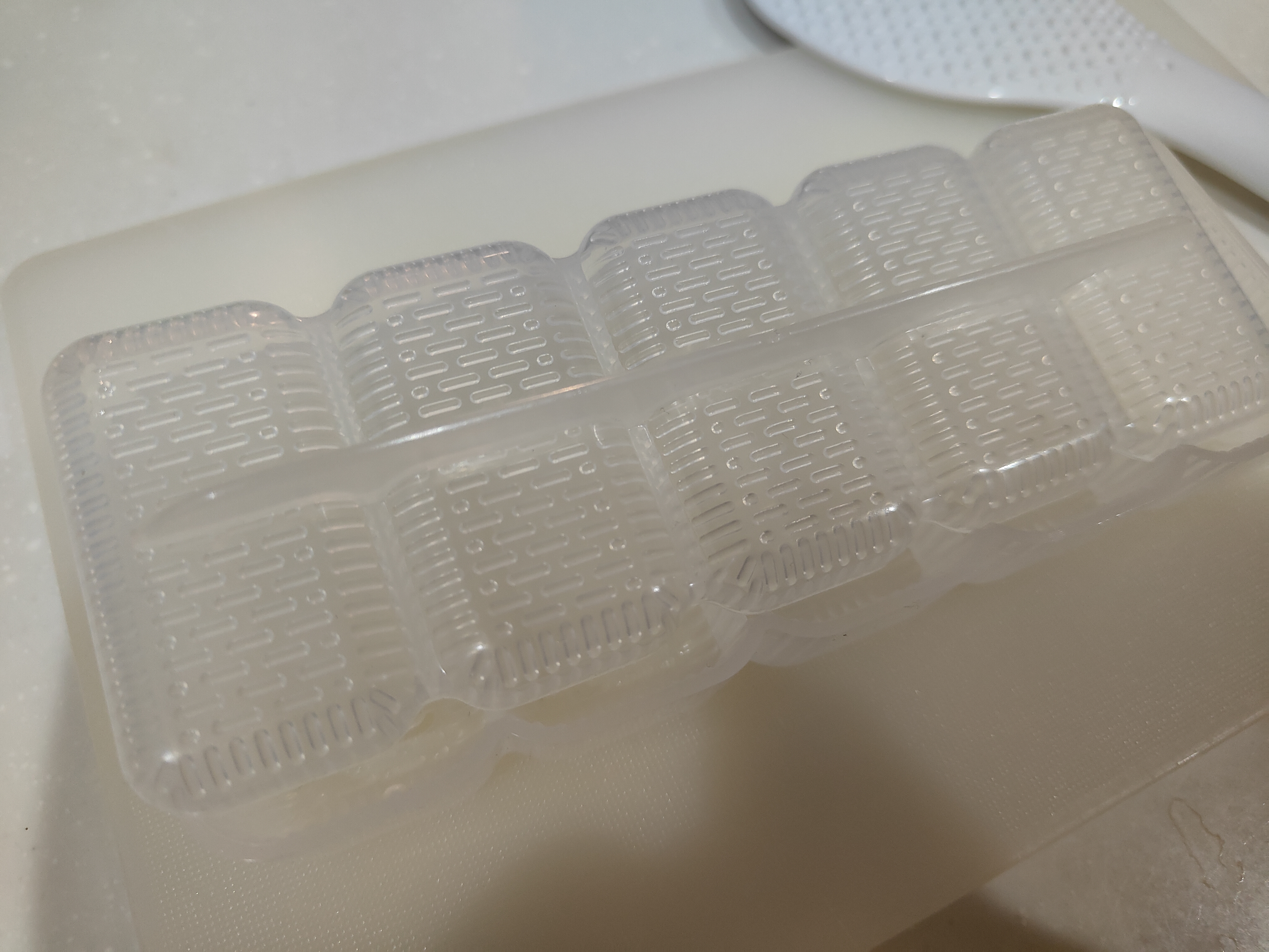 お米を容器につめて、ふたをしてぎゅっとしてお皿にぱかっとするだけで、お寿司のシャ