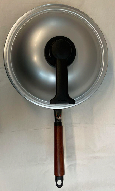 ガスびのフライパンは軽くて好きです。大きな蒸し器は他にはないモノです。背が高く丸