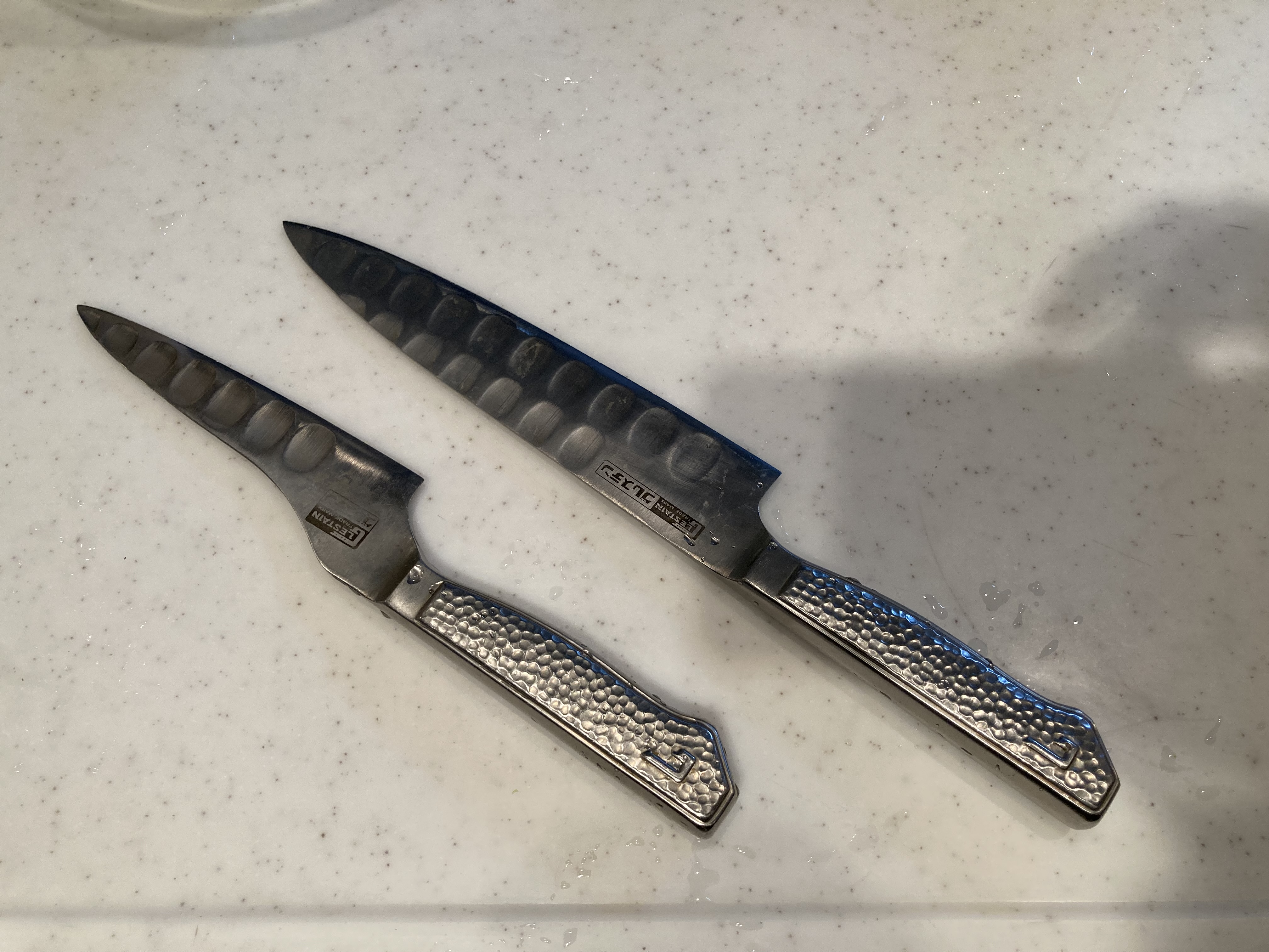 15年近く愛用してます。切れ味バツグンで骨付き鶏肉もサクサク切れます。長さもある