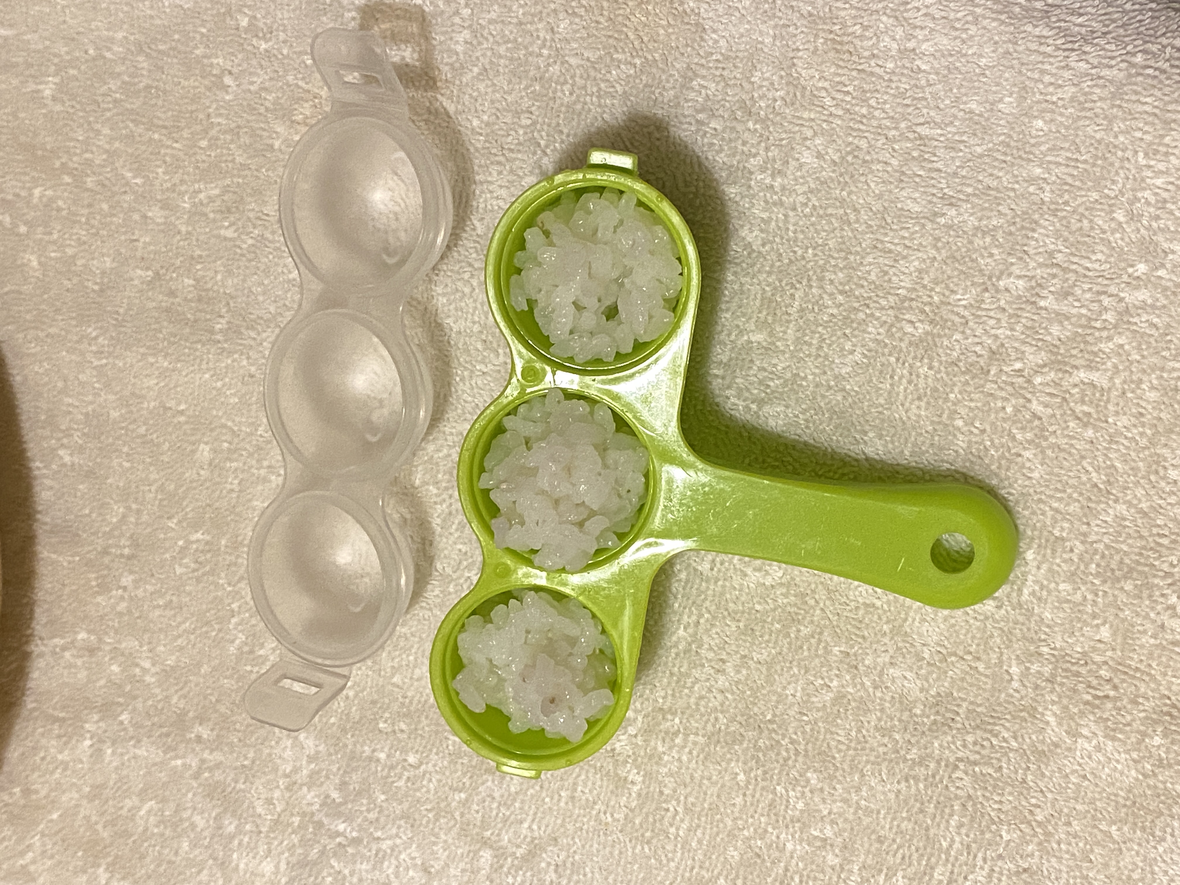 子どもでも降るだけで一口大のおにぎりが出来るので家族分揃えて皆で振るのも盛り上が