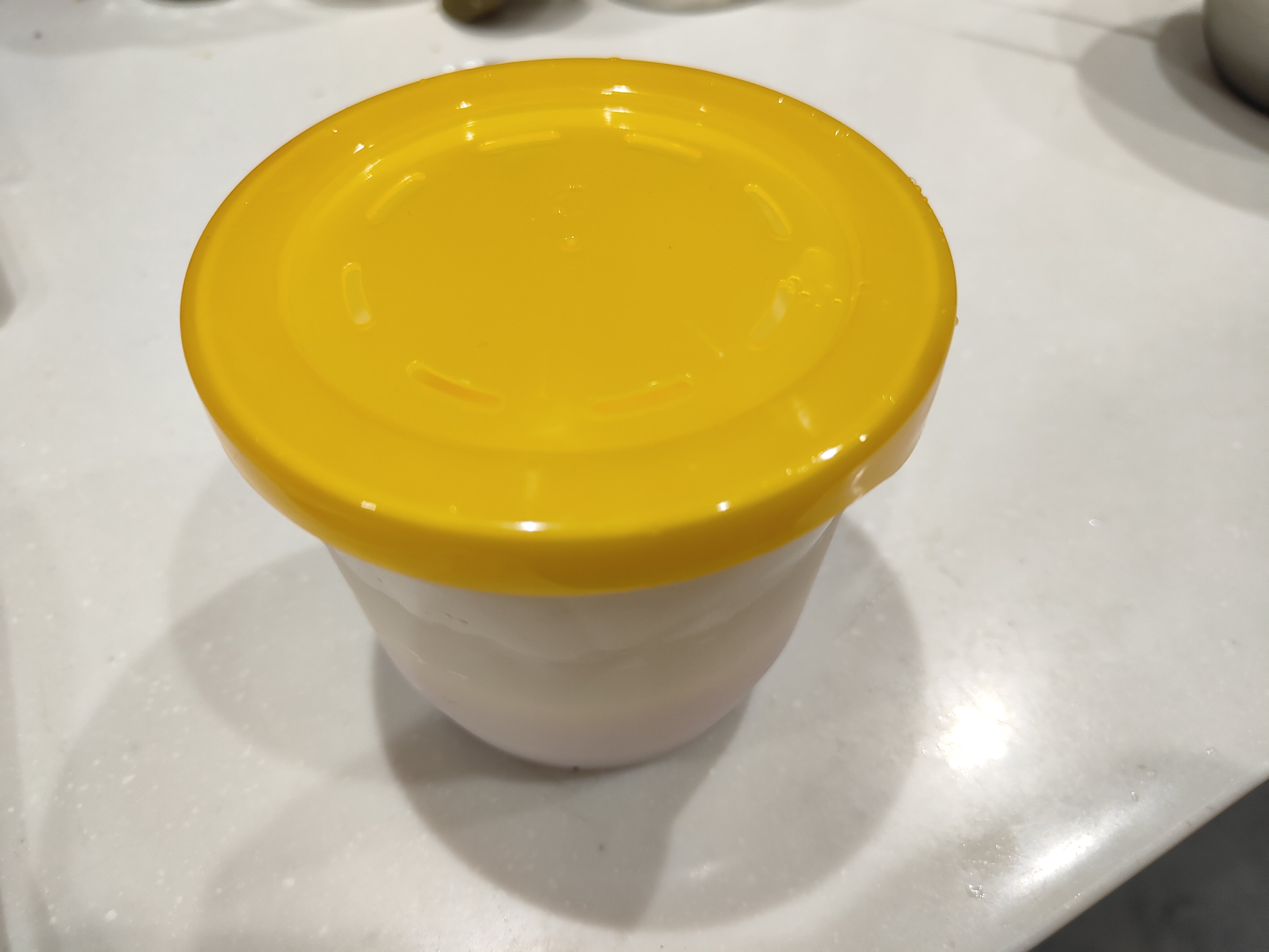ダイソーの商品です。 ボールに卵を割って、白だしと水を加えて混ぜます。それを付属