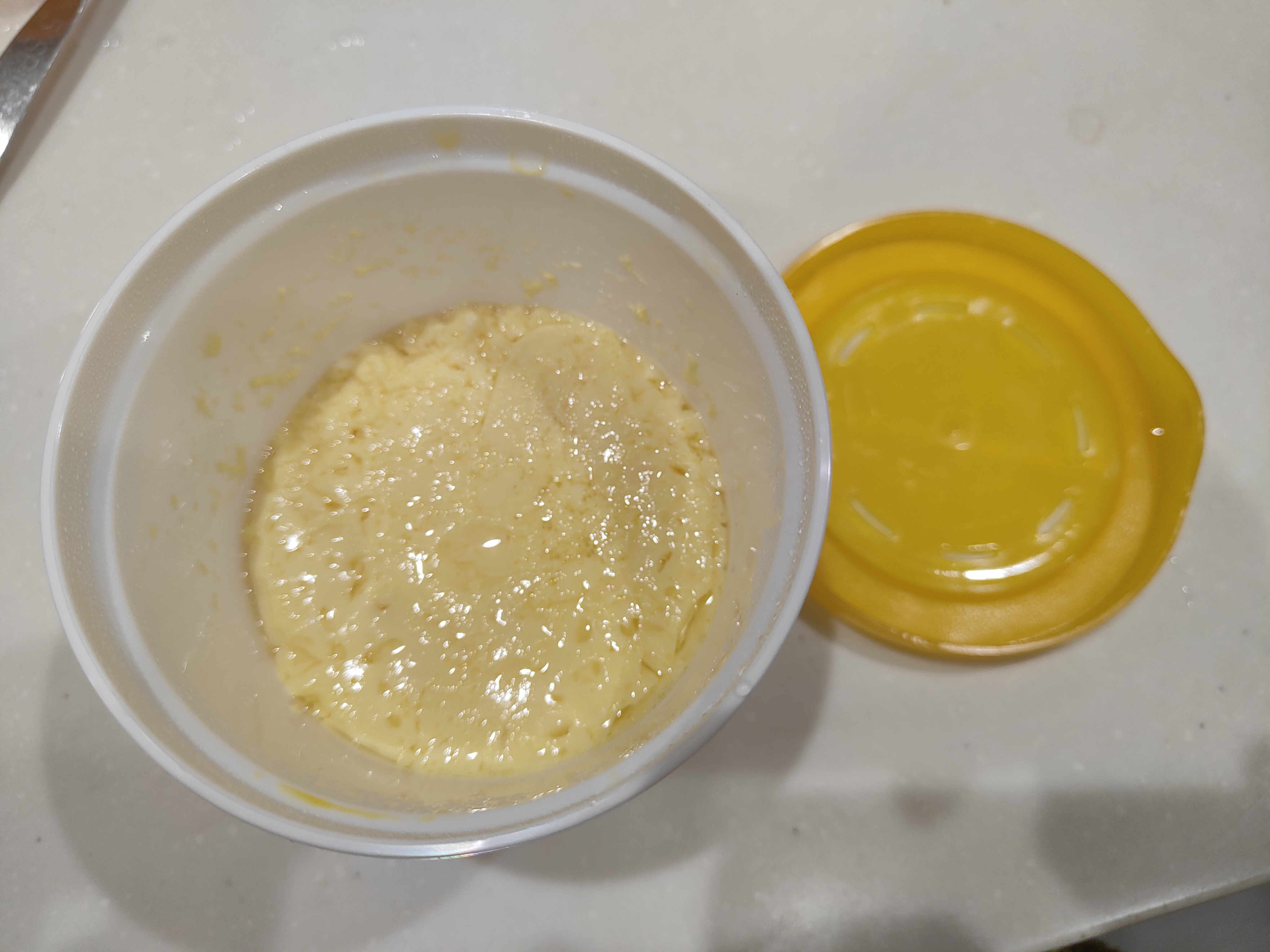 ダイソーの商品です。 ボールに卵を割って、白だしと水を加えて混ぜます。それを付属