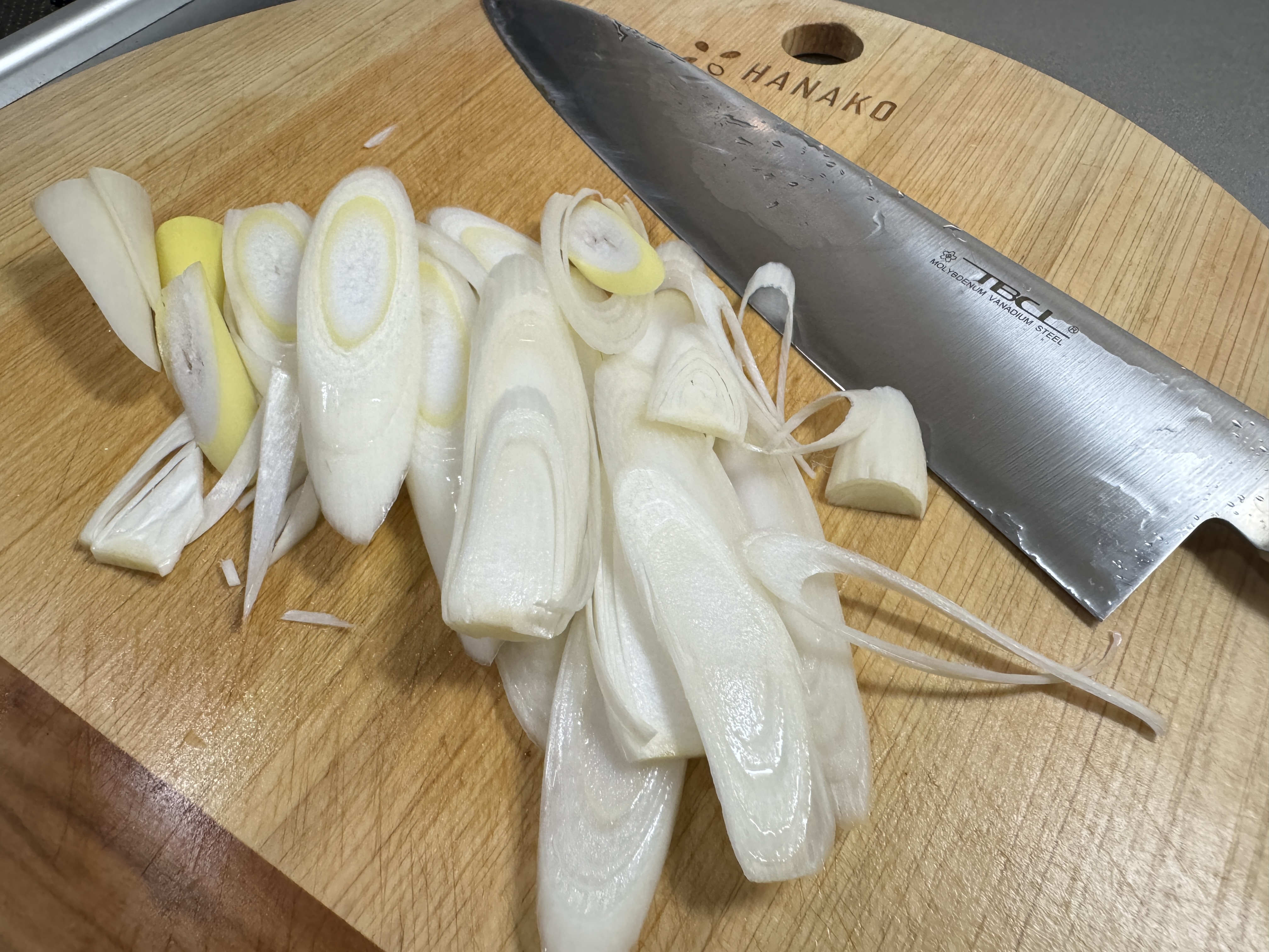 燕物産のキッチンナイフです。 切れ味もよく、持ち手までステンレスなので洗った後も