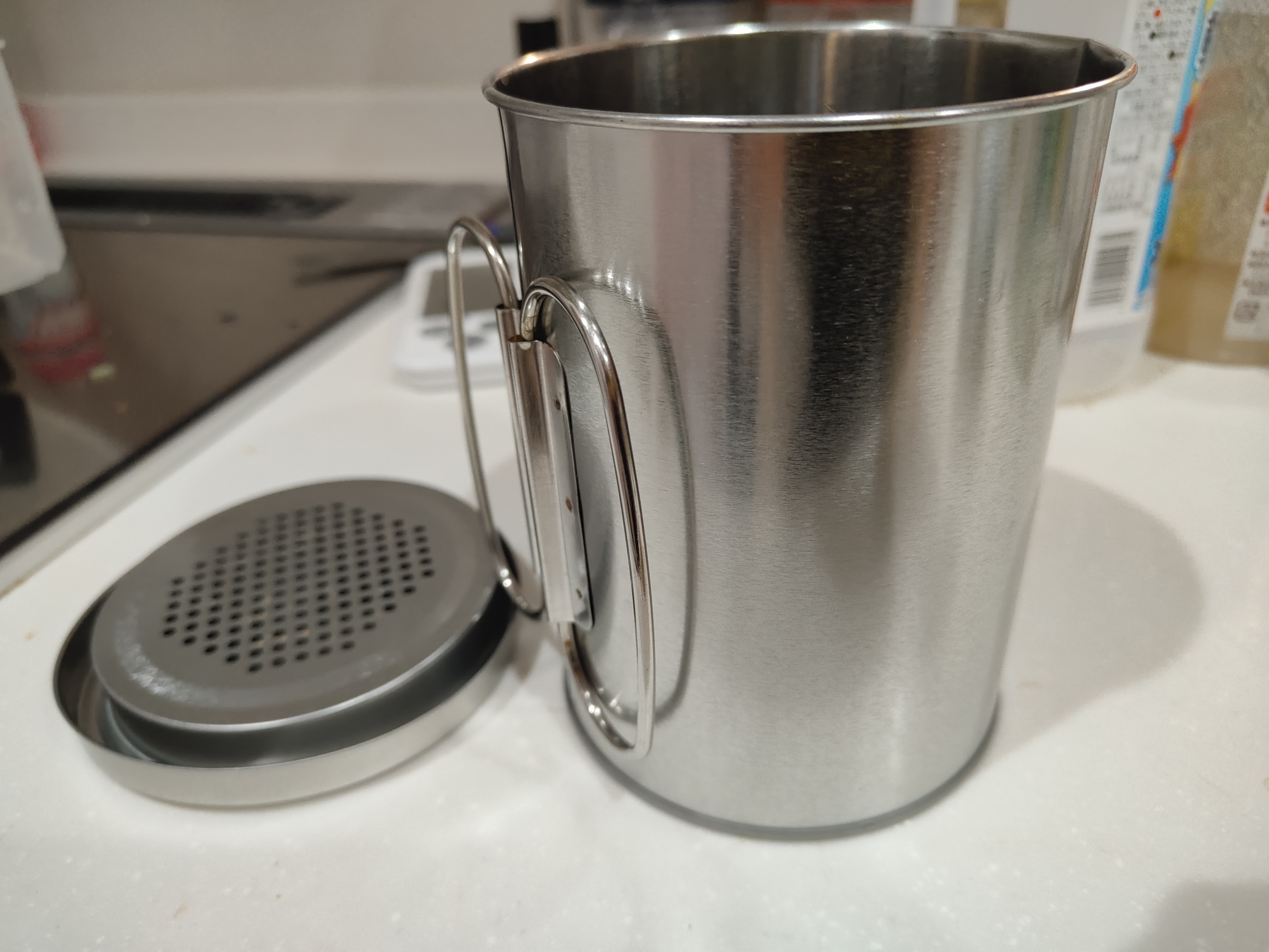 ダイソーの商品です。 揚げ物をしたあとにあまる油がもったいないと思いながらも捨て