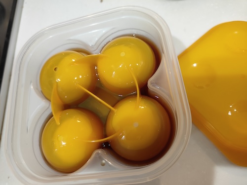 ダイソーの商品です。味つけ卵を作りたいけど、つけ汁大量にいるしなあと作りしぶって