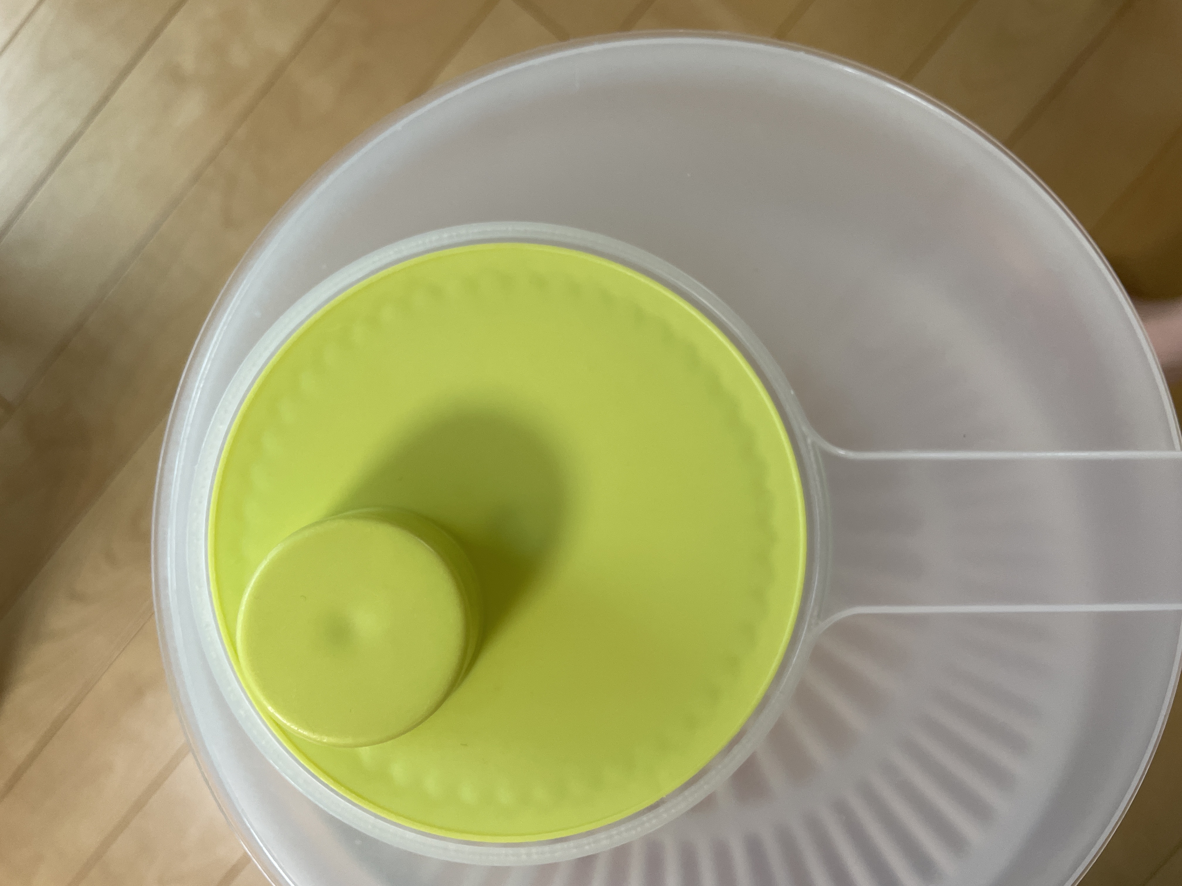 ダイソーで買った野菜の水切りです。 使っている方も多いかもしれませんが、サラダの